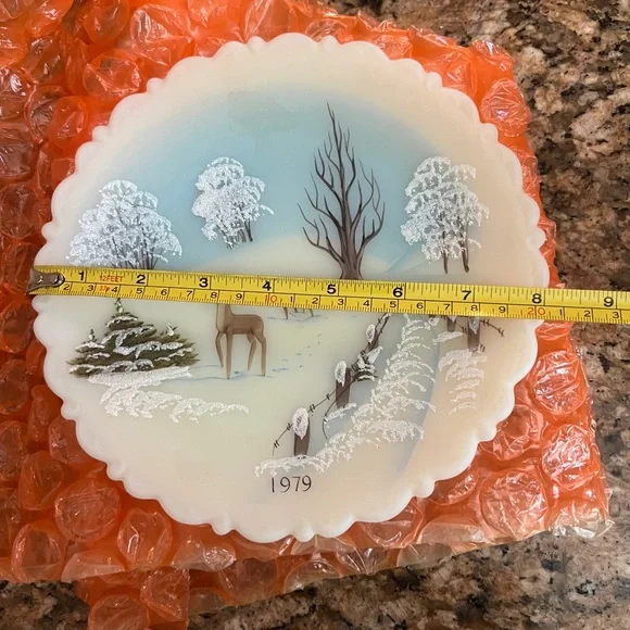 1979 Fenton Artist Delia A. "Nature's Christmas" Uranium Custard Satin Plate - Picture 4 of 9